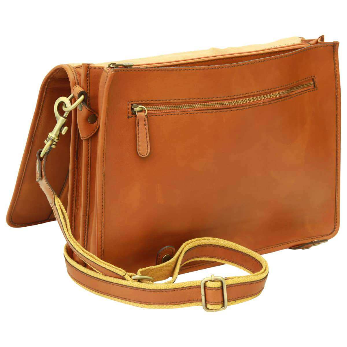 Cartella in pelle color cuoio con tracolla regolabile e zip laterale