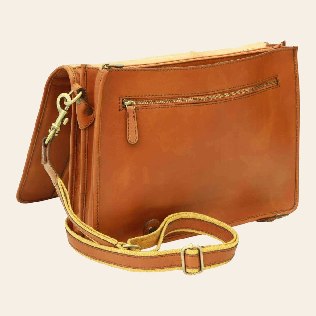 Cartella in pelle color cuoio con tracolla regolabile e zip laterale