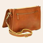 Cartella in pelle color cuoio con tracolla regolabile e zip laterale
