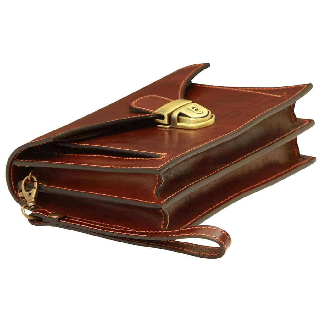 Clutch in pelle marrone Old Angler con patta e fibbia dorata, tracolla laterale