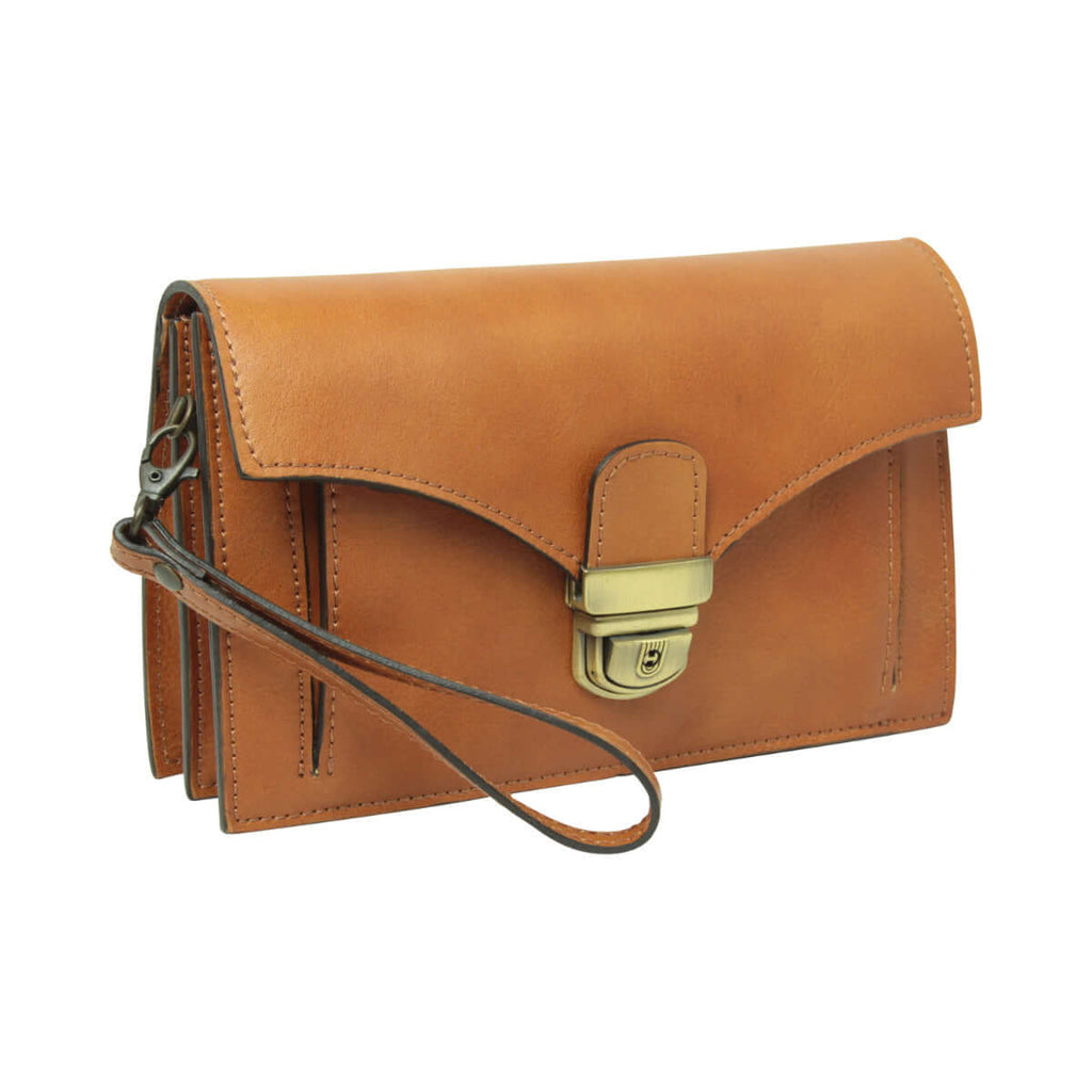 Clutch in pelle cuoio con patta e fibbia frontale, cinturino in cordino.