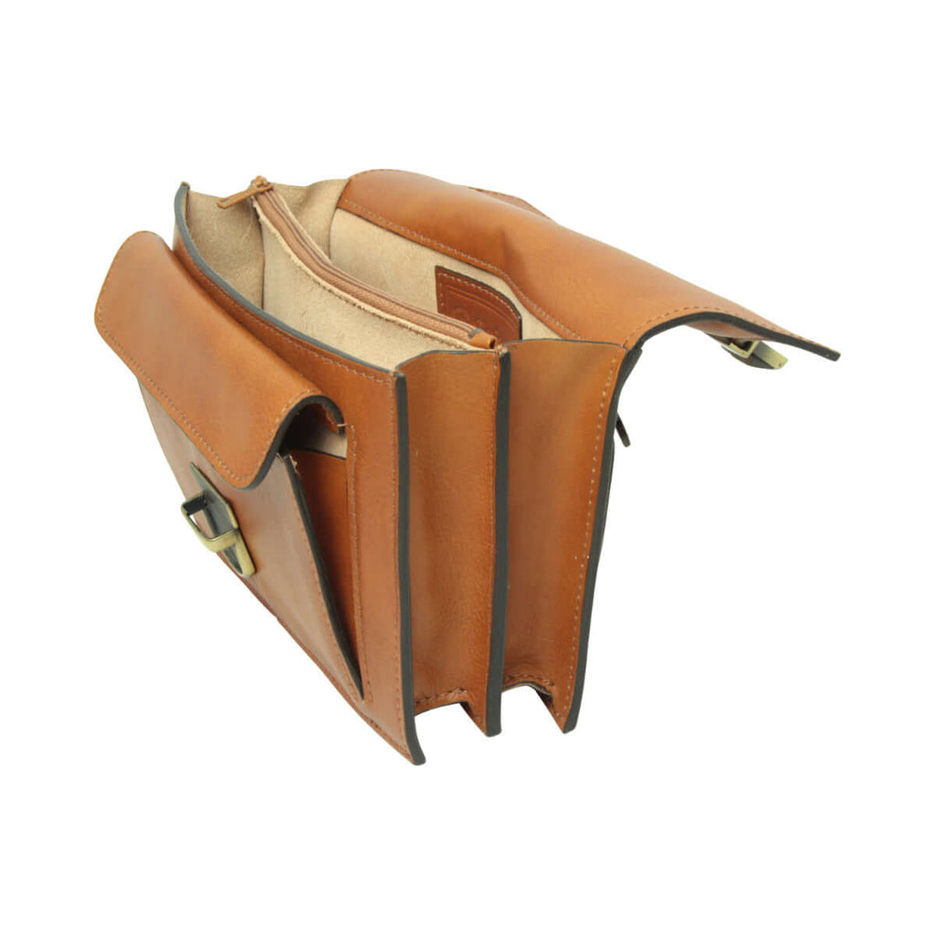 Clutch in pelle cuoio aperta, interno beige con scomparti e tasche.