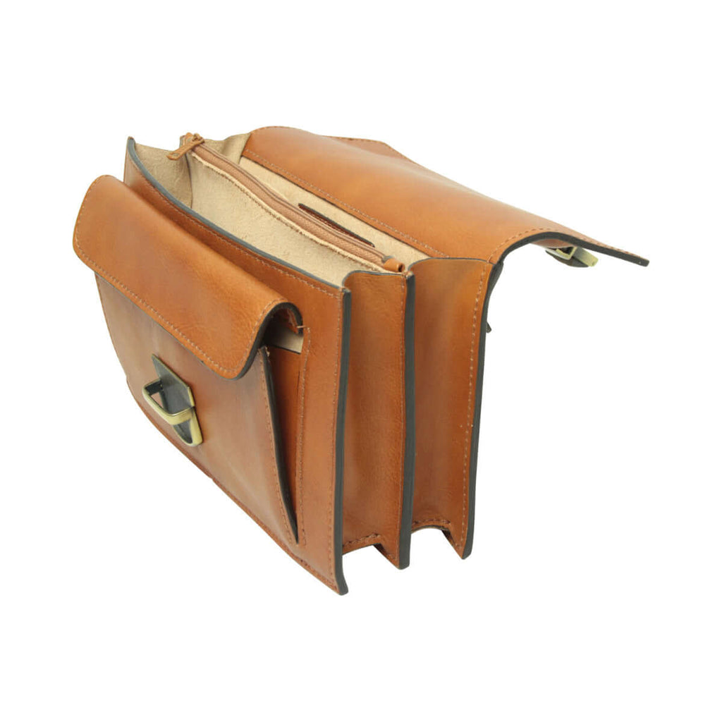 Clutch in pelle cuoio aperta con interno beige e pattina con chiusura.