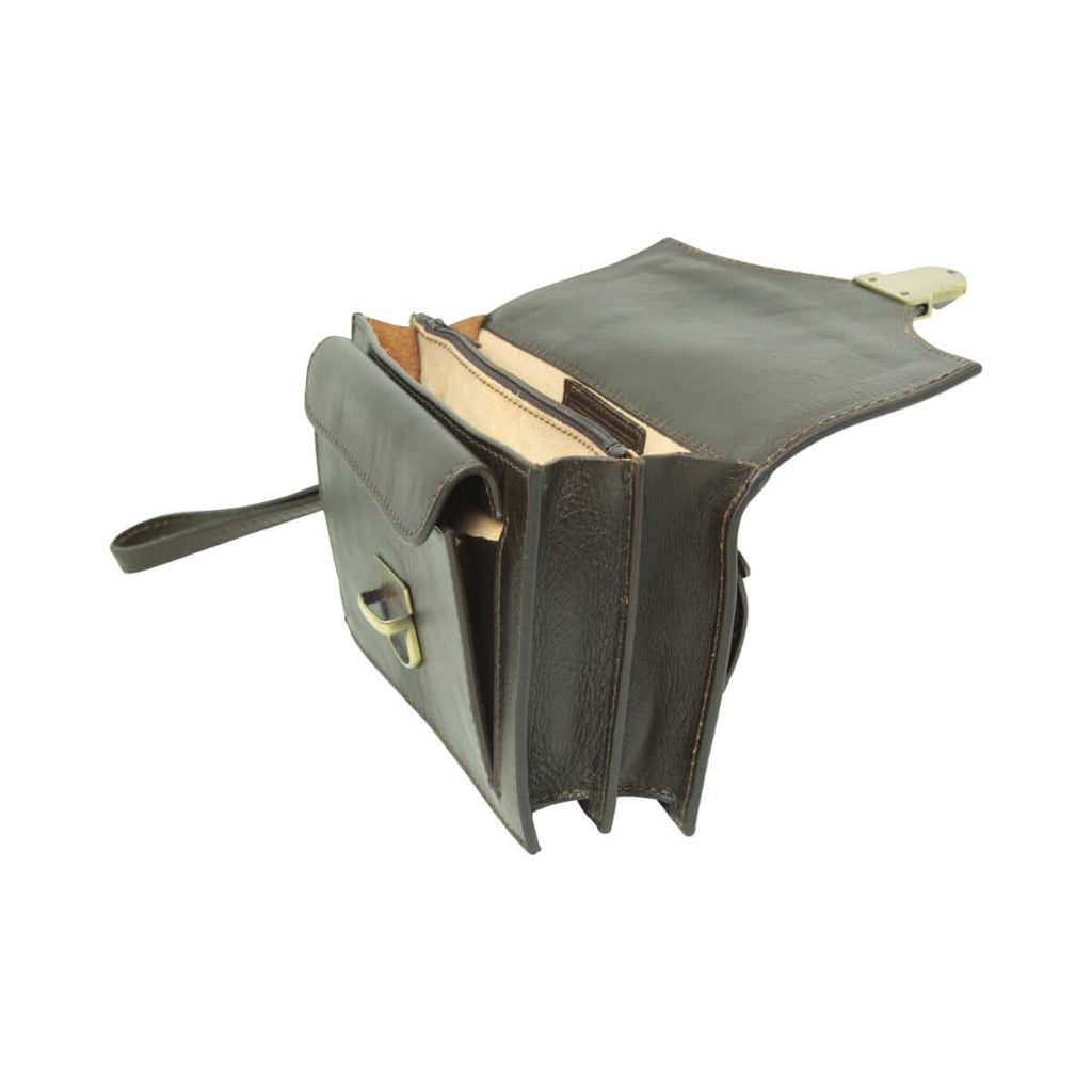 Clutch in pelle tmoro aperta, interno beige, tracolla e chiusura in metallo