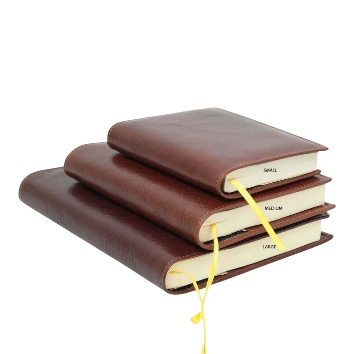 Diario in pelle marrone chiuso, impilato con etichette SMALL, MEDIUM, LARGE