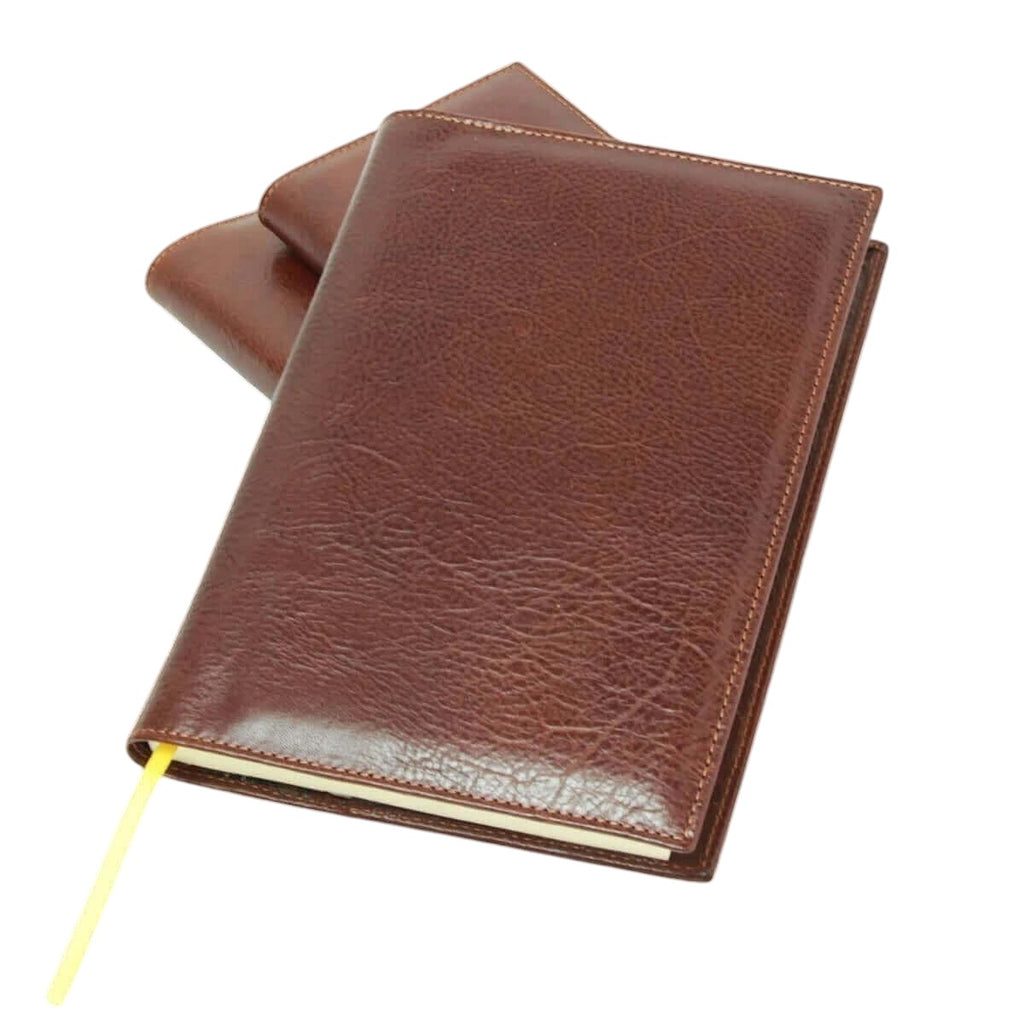 Diario in pelle marrone chiuso con cuciture e laccio decorativo giallo
