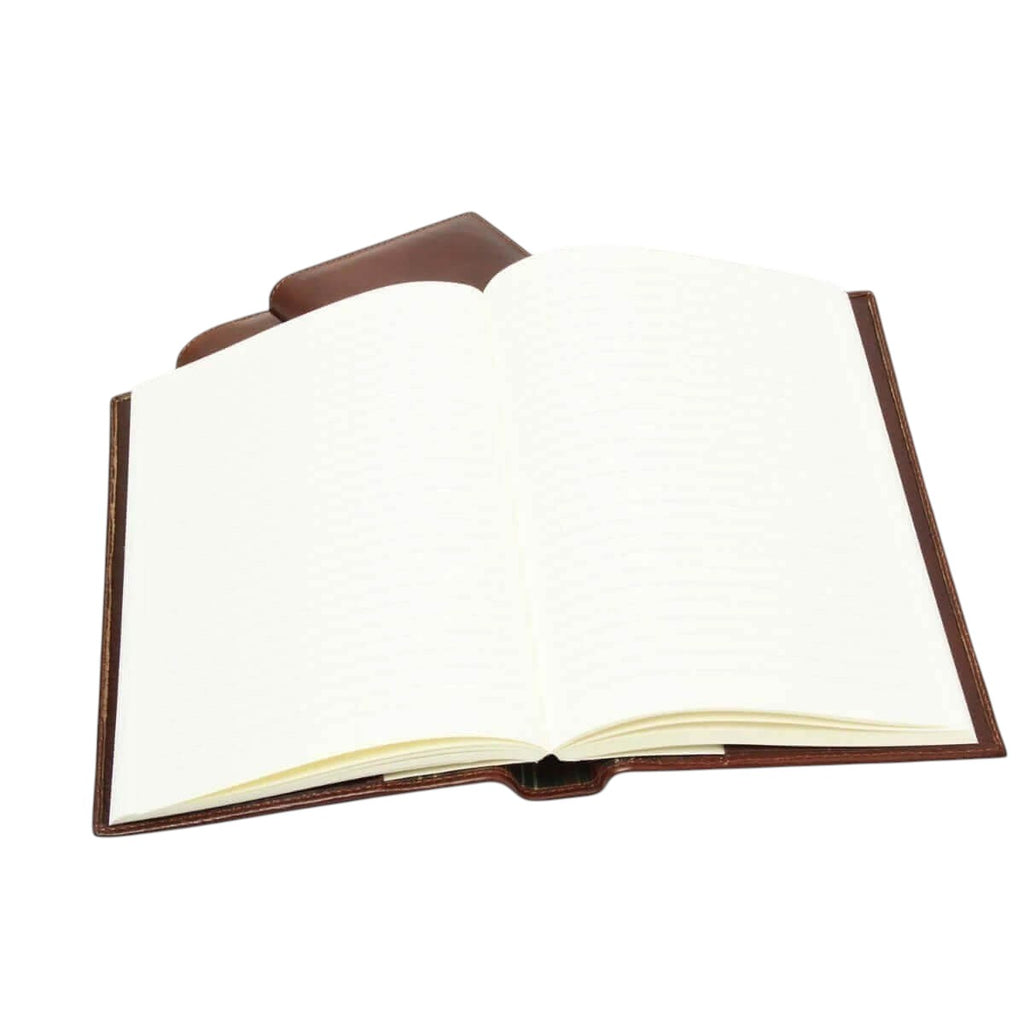 Diario in pelle marrone aperto con pagine bianche e copertina rigida