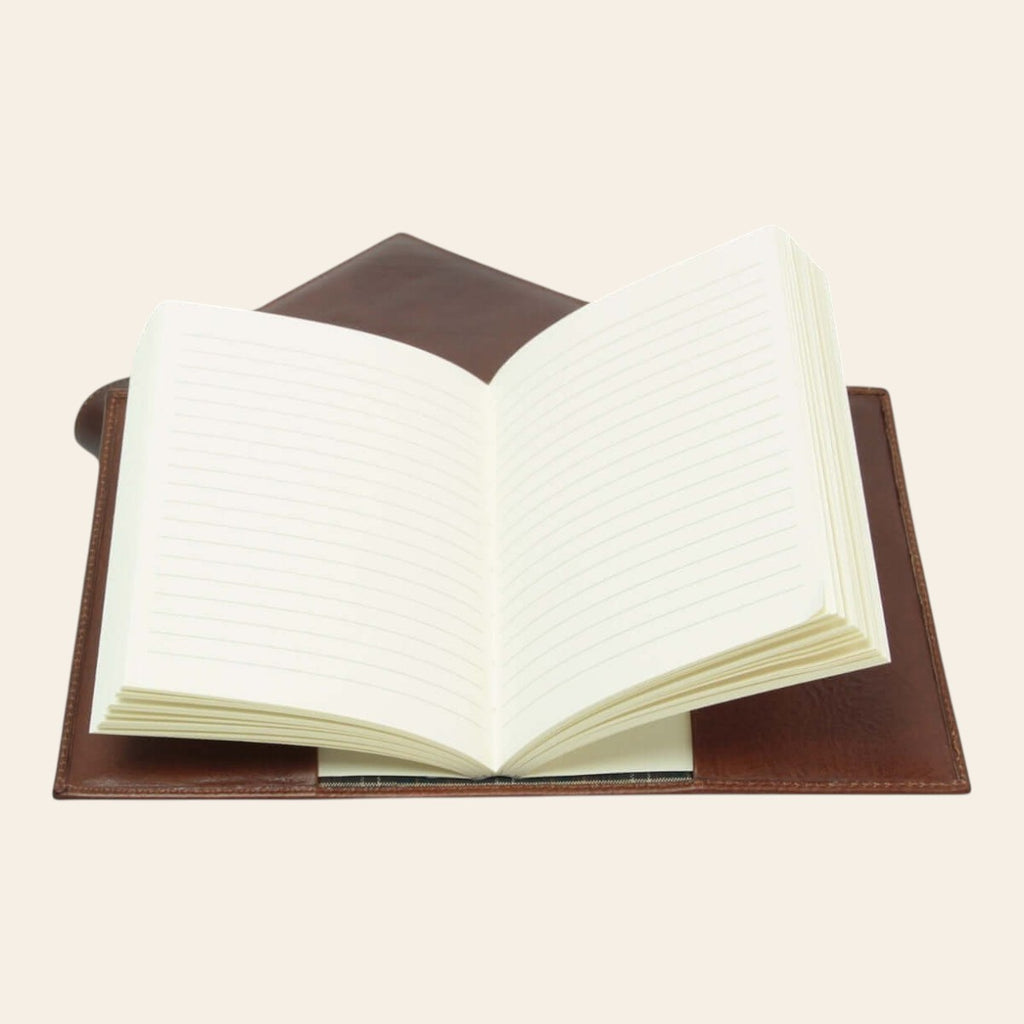 Diario in pelle marrone con pagine bianche aperte