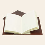 Diario in pelle marrone con pagine bianche aperte