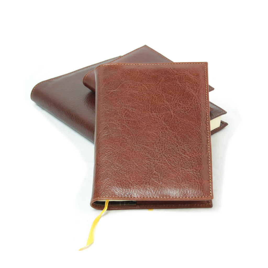 Diario in pelle marrone piccolo, elegante e pratico per annotare pensieri e idee.
