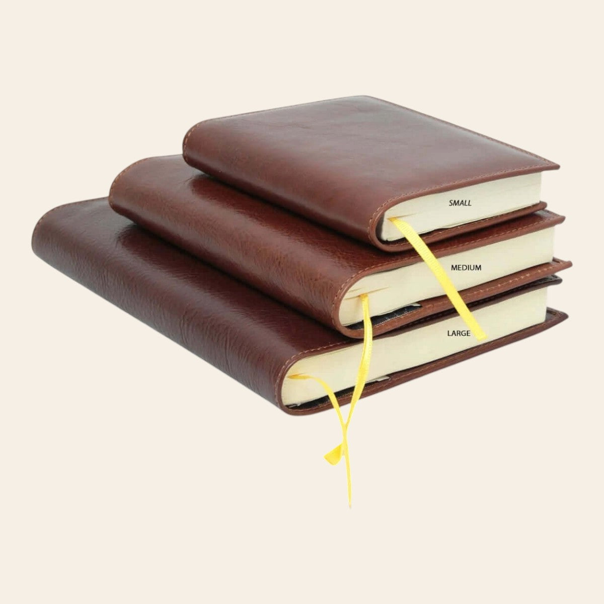 Diario in pelle marrone con tre formati impilati: SMALL, MEDIUM, LARGE, con segnalibro.