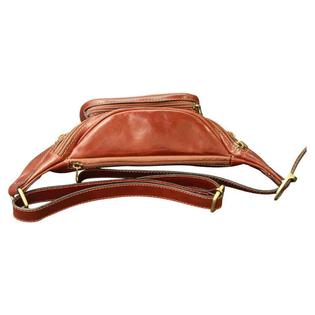 Marsupio uomo pelle artigianale marrone visto lateralmente, con tasche e tracolla regolabile.