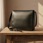 Borsa messenger in pelle nera Old Angler con tracolla e fibbia metallica