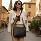 Borsa messenger in pelle nera con tracolla regolabile e chiusura a pattina