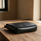 Borsa messenger in pelle nera Old Angler con patta liscia e chiusura