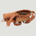 Messenger in pelle arancione con tracolla e bordi con zip, interno parzialmente visibile