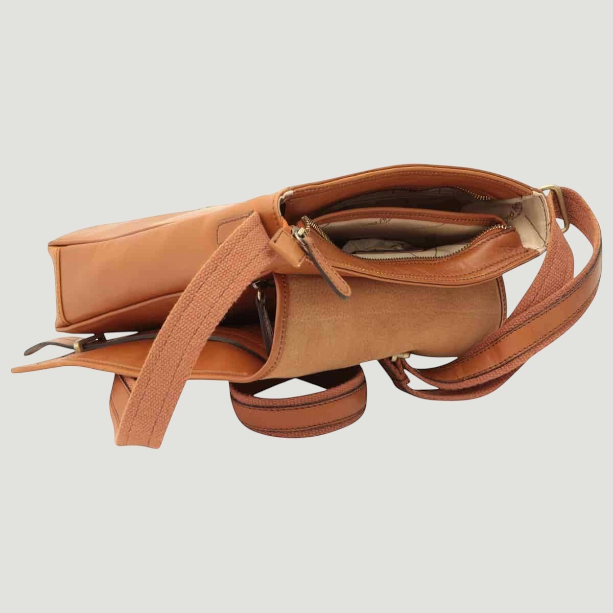 Messenger in pelle arancione con tracolla e bordi con zip, interno parzialmente visibile