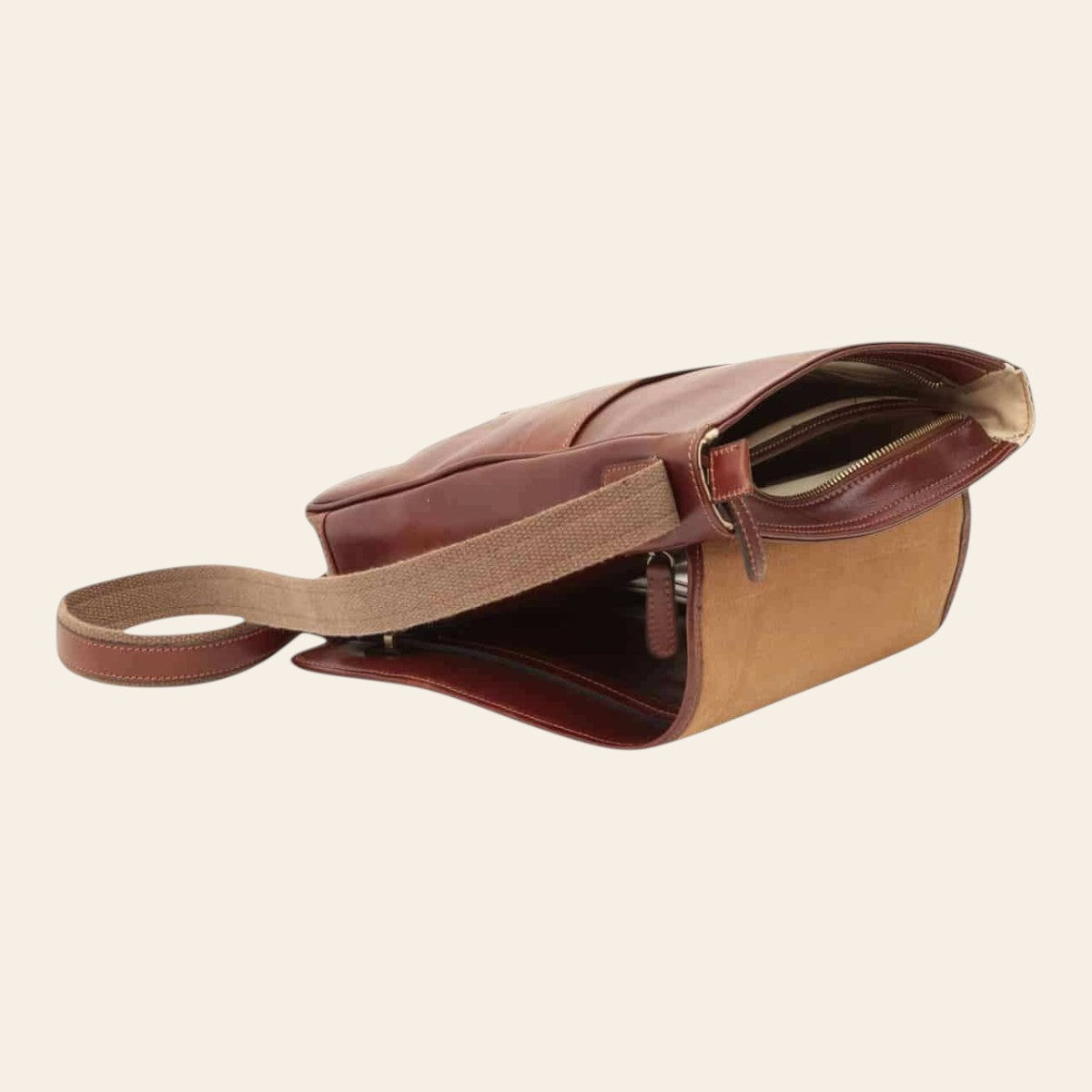 Borsa messenger marrone con interno chiaro e passante con tracolla in tessuto