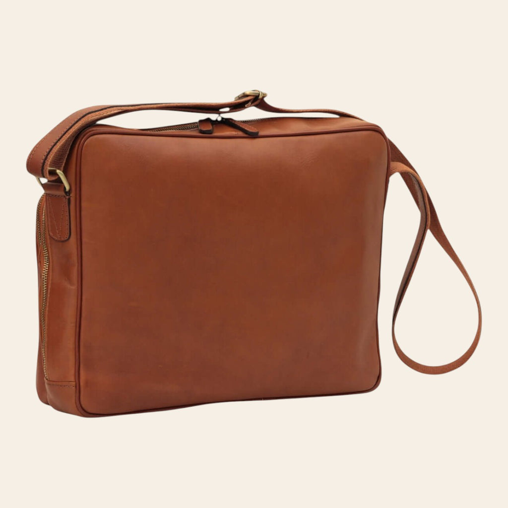 Borsa messenger in pelle marrone con chiusura a zip e maniglia superiore, tracolla