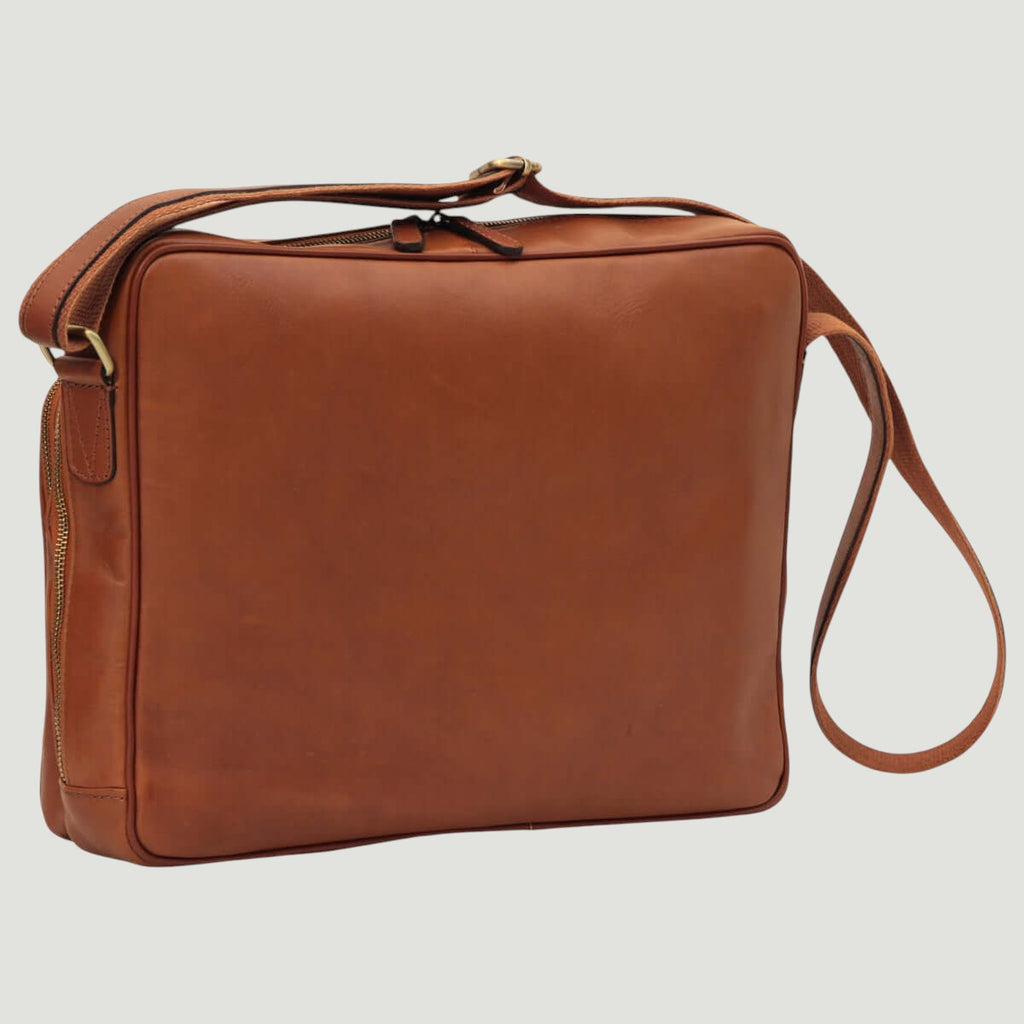 Borsa messenger in pelle marrone con chiusura a zip e maniglia superiore, tracolla