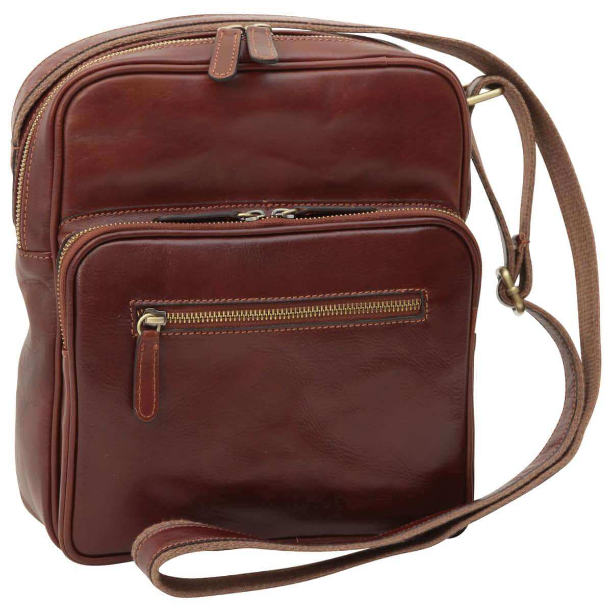 Messenger in pelle marrone con chiusura a zip, scomparti e tracolla regolabile.