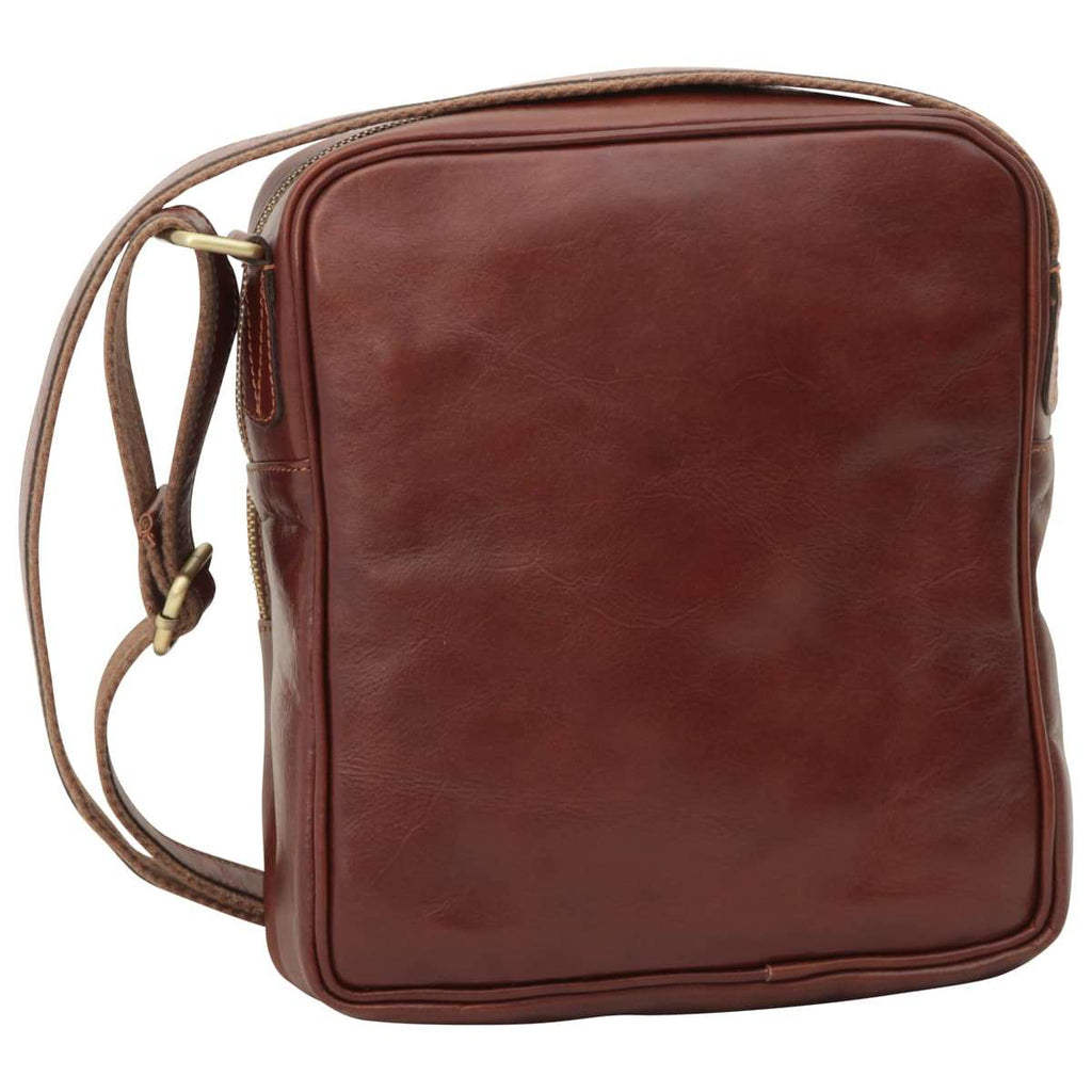 Messenger in pelle marrone con chiusura a zip, design elegante e pratico, ideale per uso quotidiano.