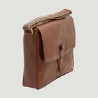 Borsa messenger in pelle marrone vista di lato, patta frontale e fibbie metalliche