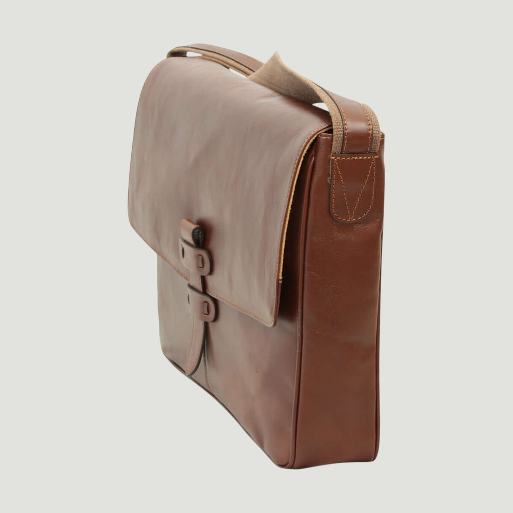 Borsa messenger in pelle marrone vista posteriore, patta con fibbia e manico