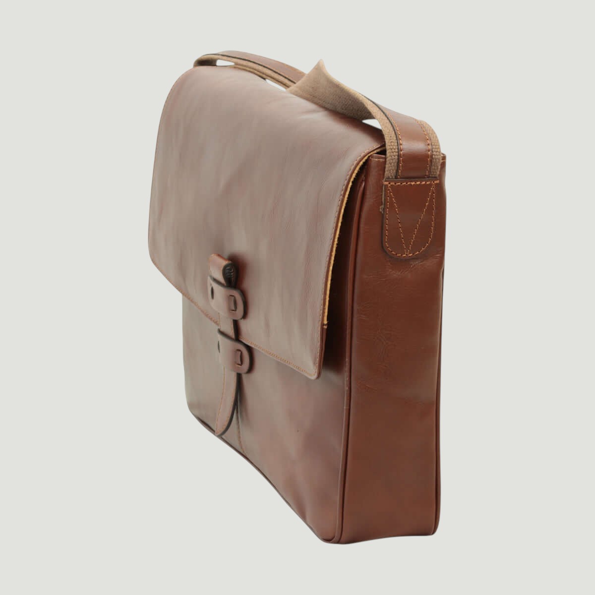 Borsa messenger in pelle marrone vista posteriore, patta con fibbia e manico