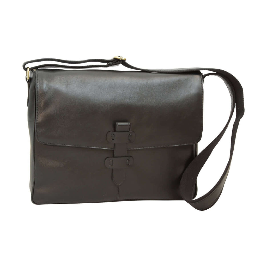 Messenger in pelle di vitello nera con tracolla regolabile e tasche interne. Misure: 39x29x9 cm.