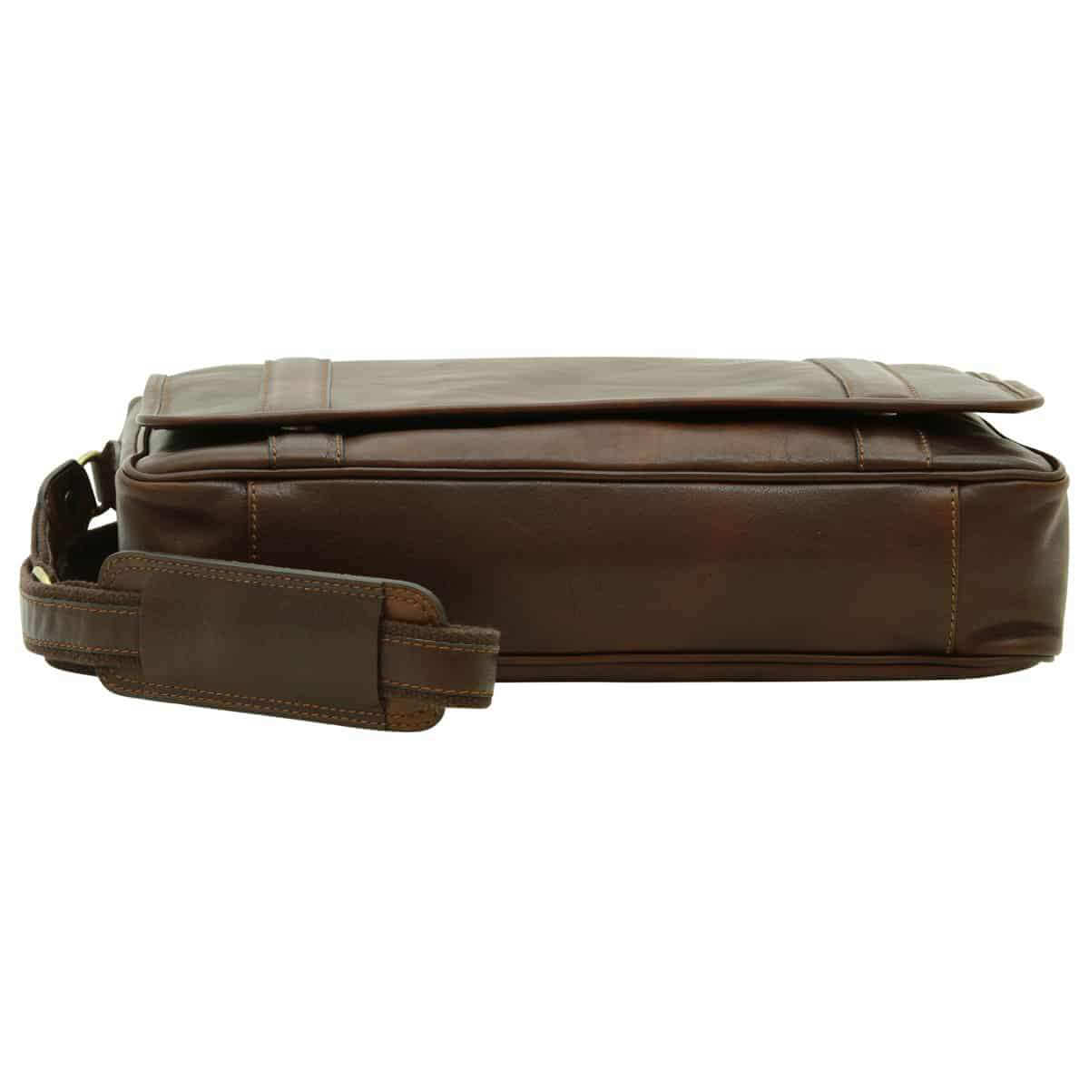 Messenger in vitello morbido marrone - vista laterale del design elegante e funzionale.