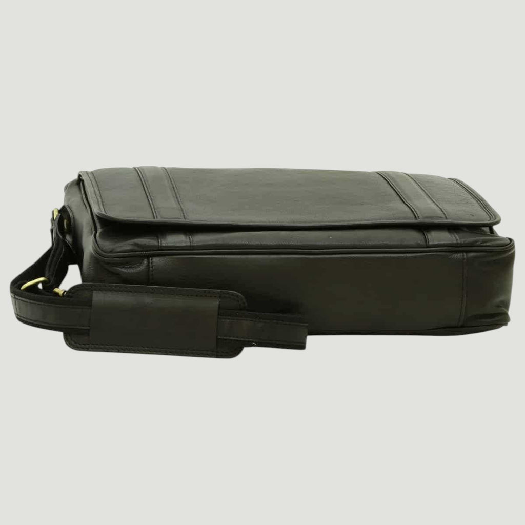 Borsa messenger in pelle verde scuro con patta e tracolla