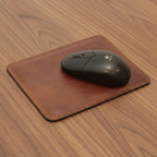 Tappetino per mouse in pelle marrone con cuciture a bordo e bordo arrotondato