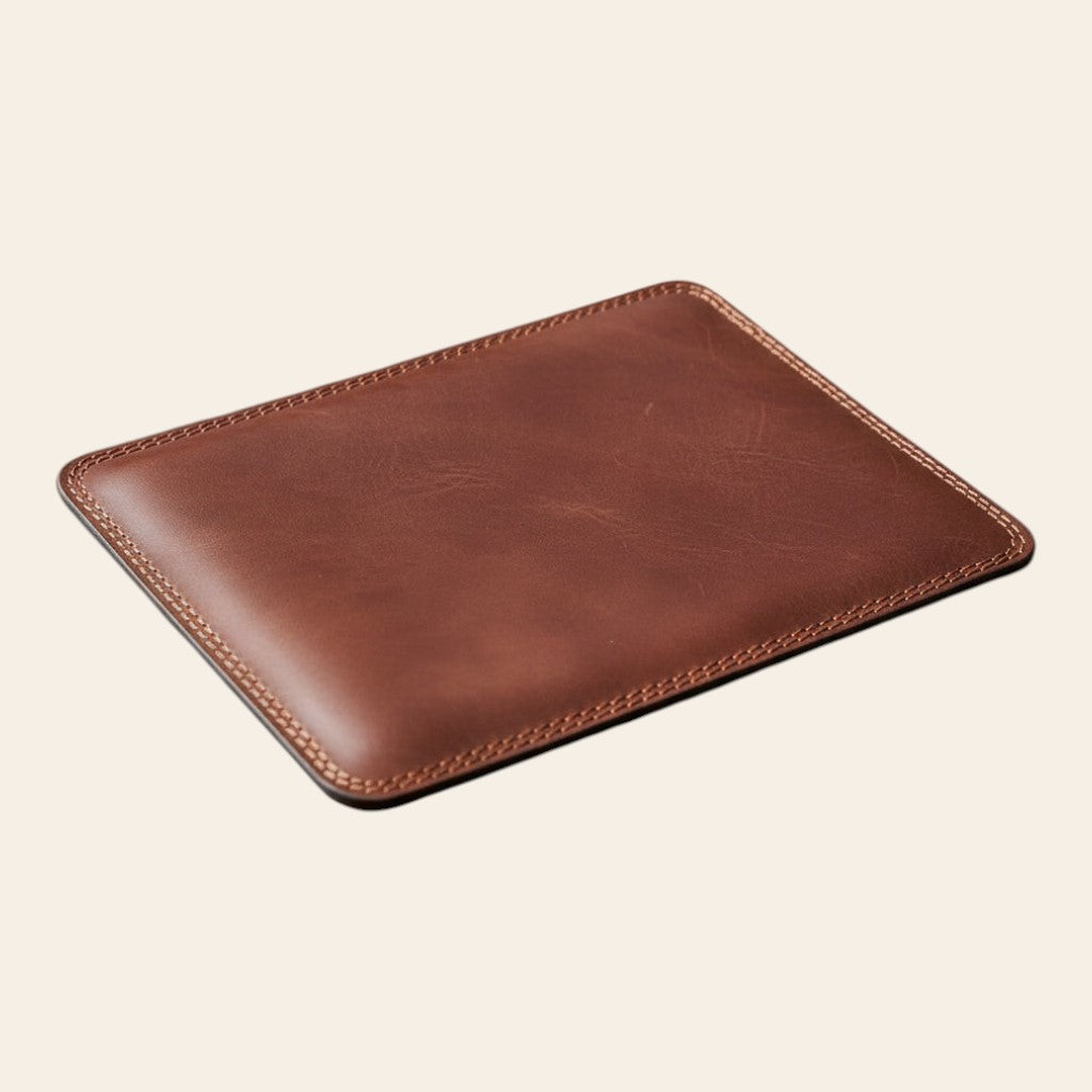 Tappetino mouse in pelle di vitello marrone con cuciture lungo il bordo