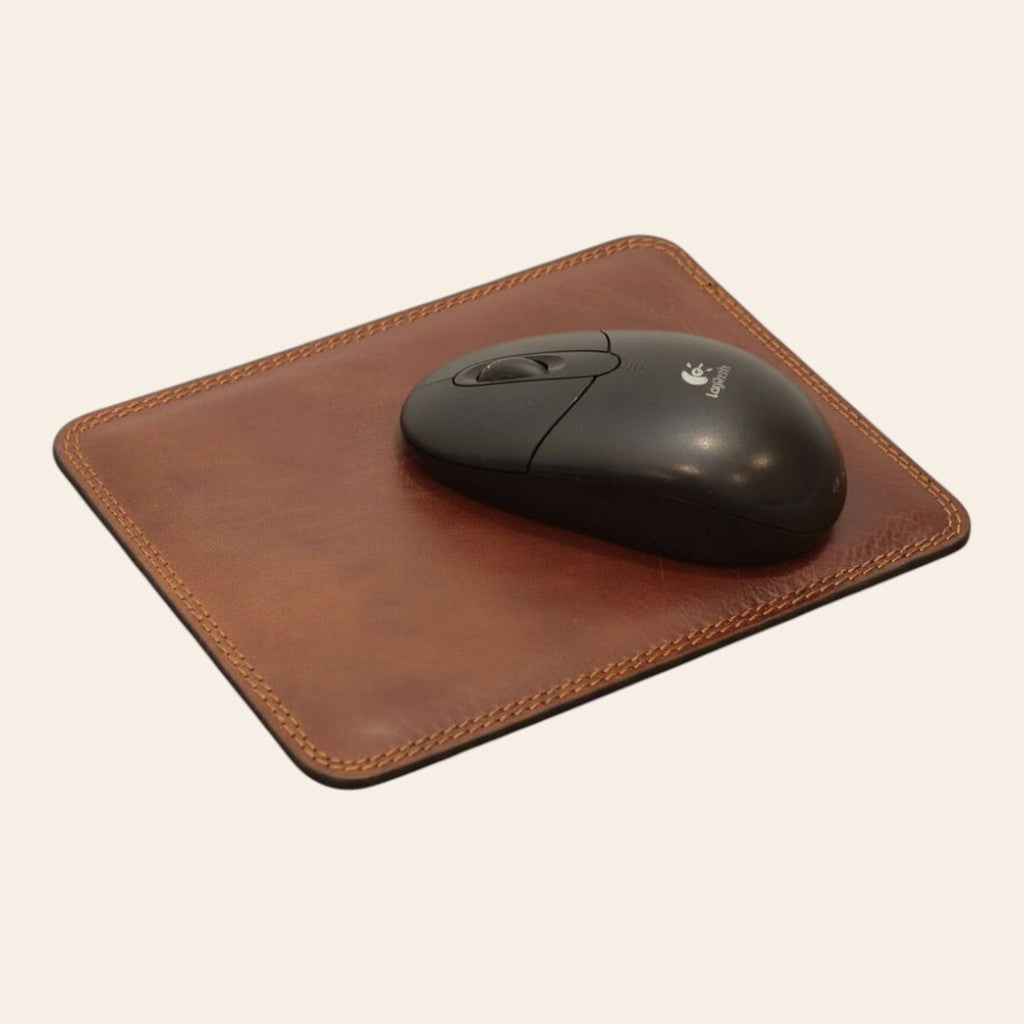 Tappetino per mouse in pelle marrone con cuciture a bordo e bordo arrotondato