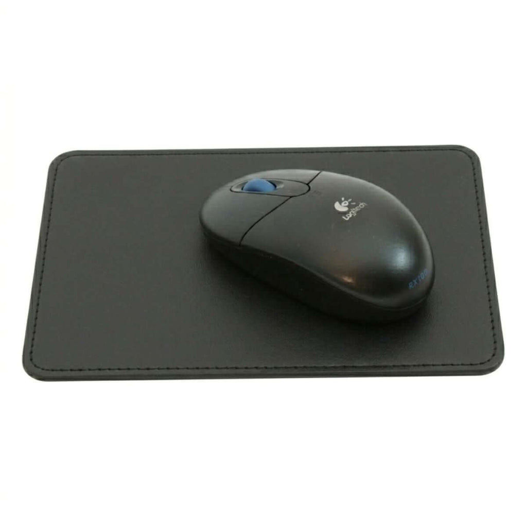 Tappetino per mouse in pelle nera con bordi cuciti e mouse ottico sopra