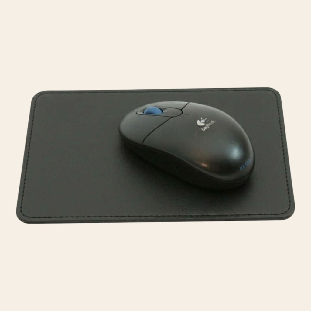Tappetino per mouse in pelle nera con bordi cuciti e mouse ottico sopra