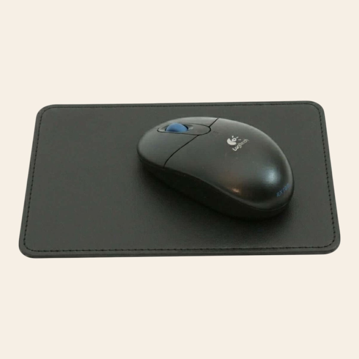 Tappetino per mouse in pelle nera con bordi cuciti e mouse ottico sopra