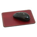 Mouse pad in pelle rosso con mouse Logitech, dimensioni 20x15 cm, design elegante e funzionale.