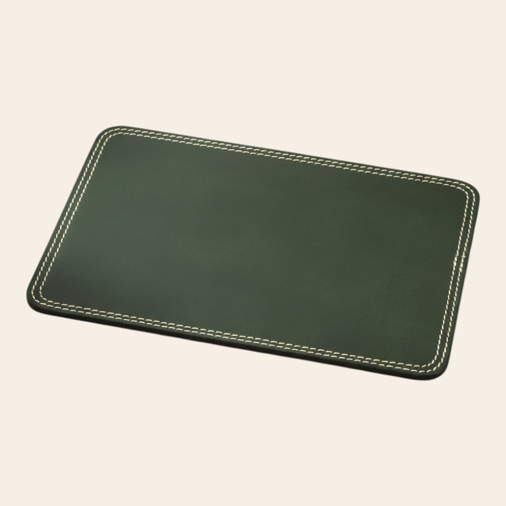 Tappetino mouse in pelle di vitello verde rettangolare con cuciture bianche perimetrali