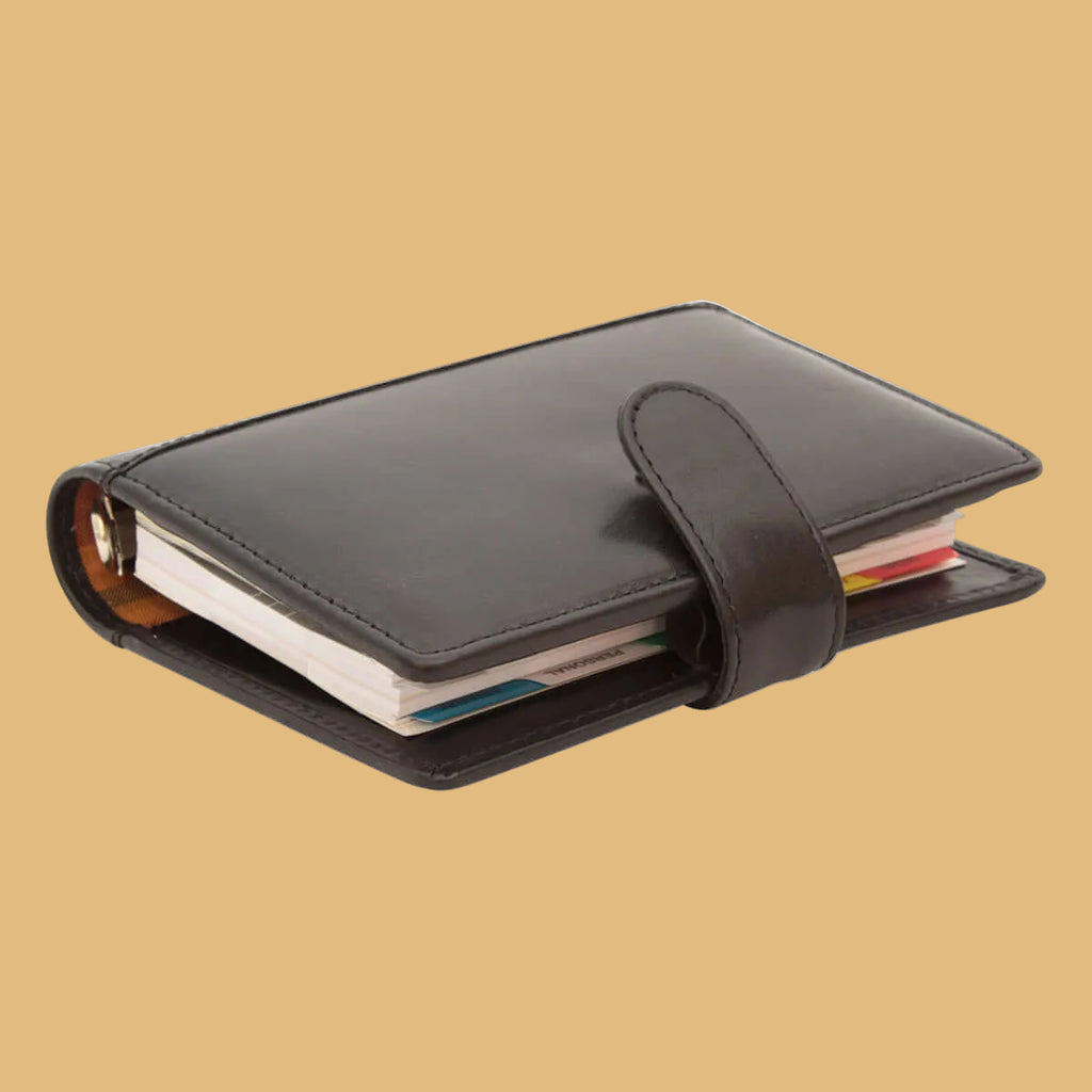 Organizer in pelle nero con chiusura a cinturino e pagine all’interno
