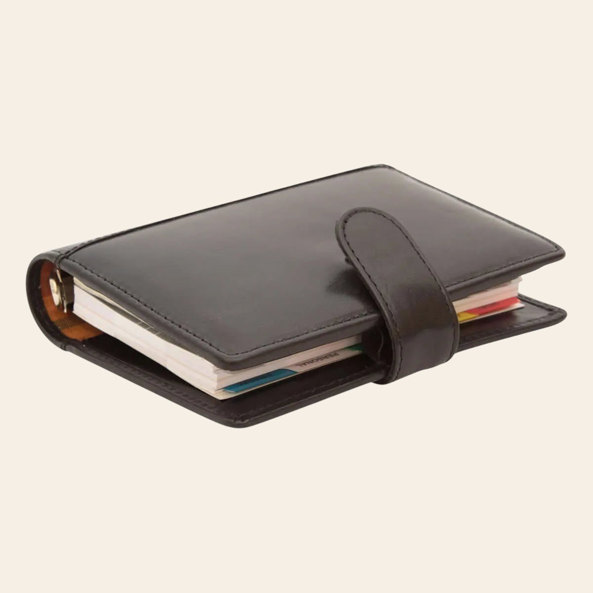 Organizer in pelle nero con chiusura a cinturino e pagine all’interno