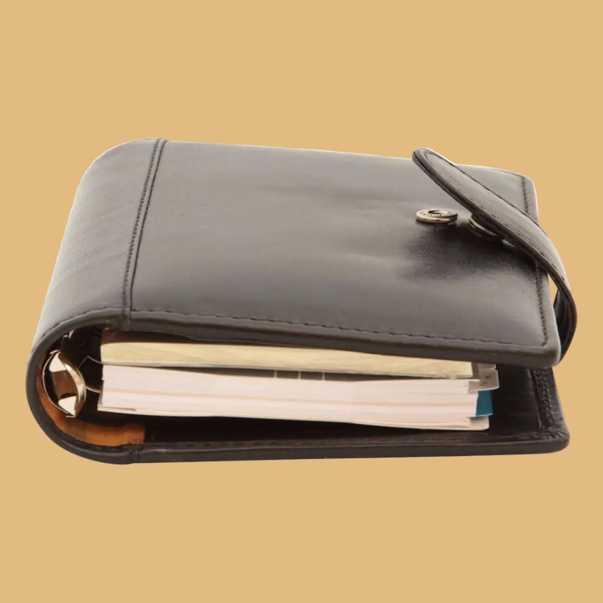 Organizer in pelle con chiusura a cinturino, fogli visibili e bottone metallico