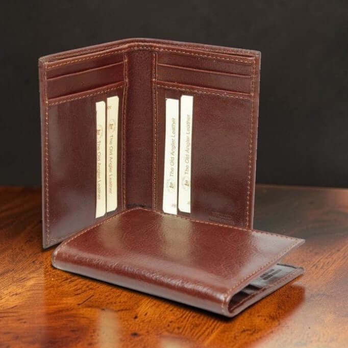 Porta carte in pelle marrone aperto con due scomparti interni e bordi cuciti
