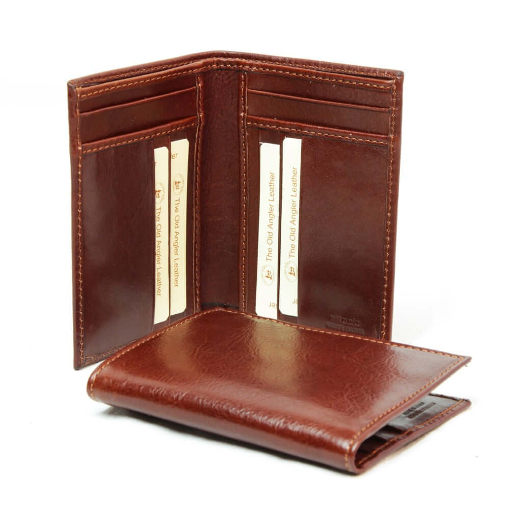 Porta carte in pelle marrone con quattro alloggiamenti per carte e vano esterno