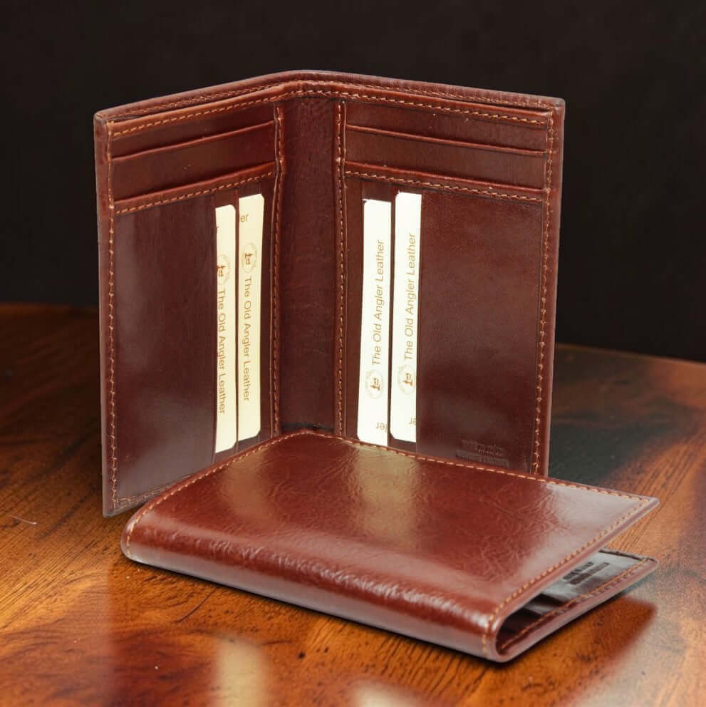 Porta carte in pelle marrone con impunture e due card-slot visibili