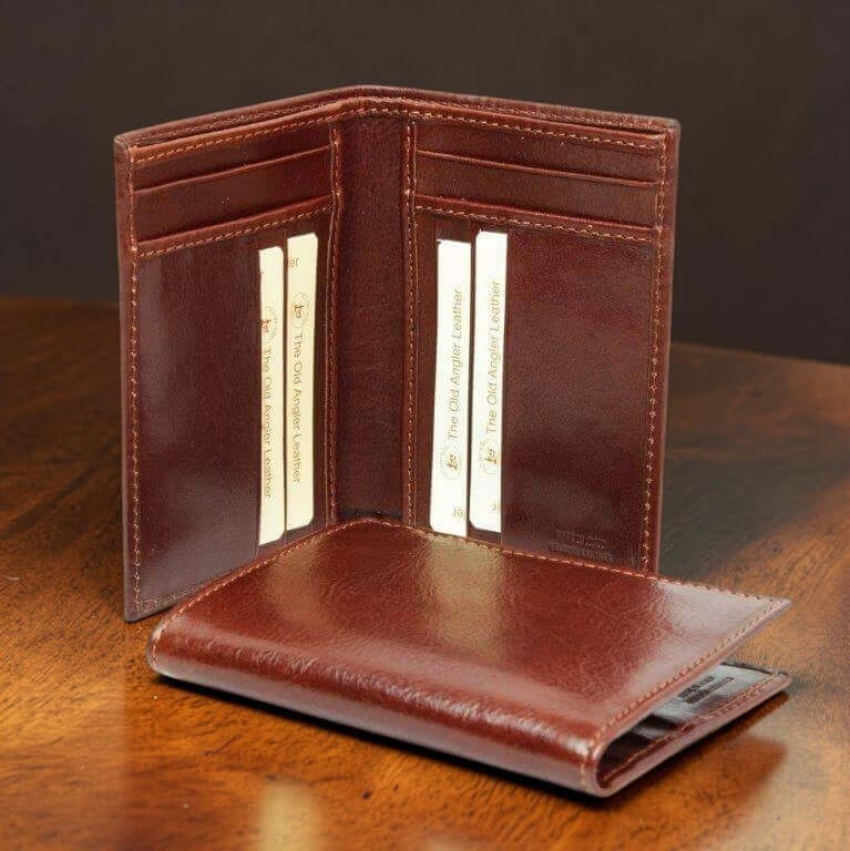 Porta carte in pelle marrone aperto con due tasche interne e finitura cucita