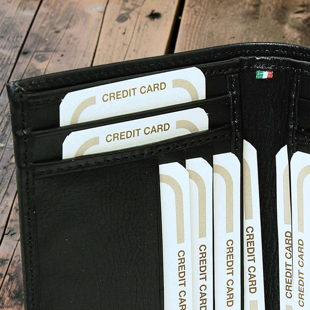 Portacarte in pelle nera con tasche per carte di credito, vista ravvicinata interna