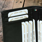 Portacarte in pelle nera con tasche per carte di credito, vista ravvicinata interna