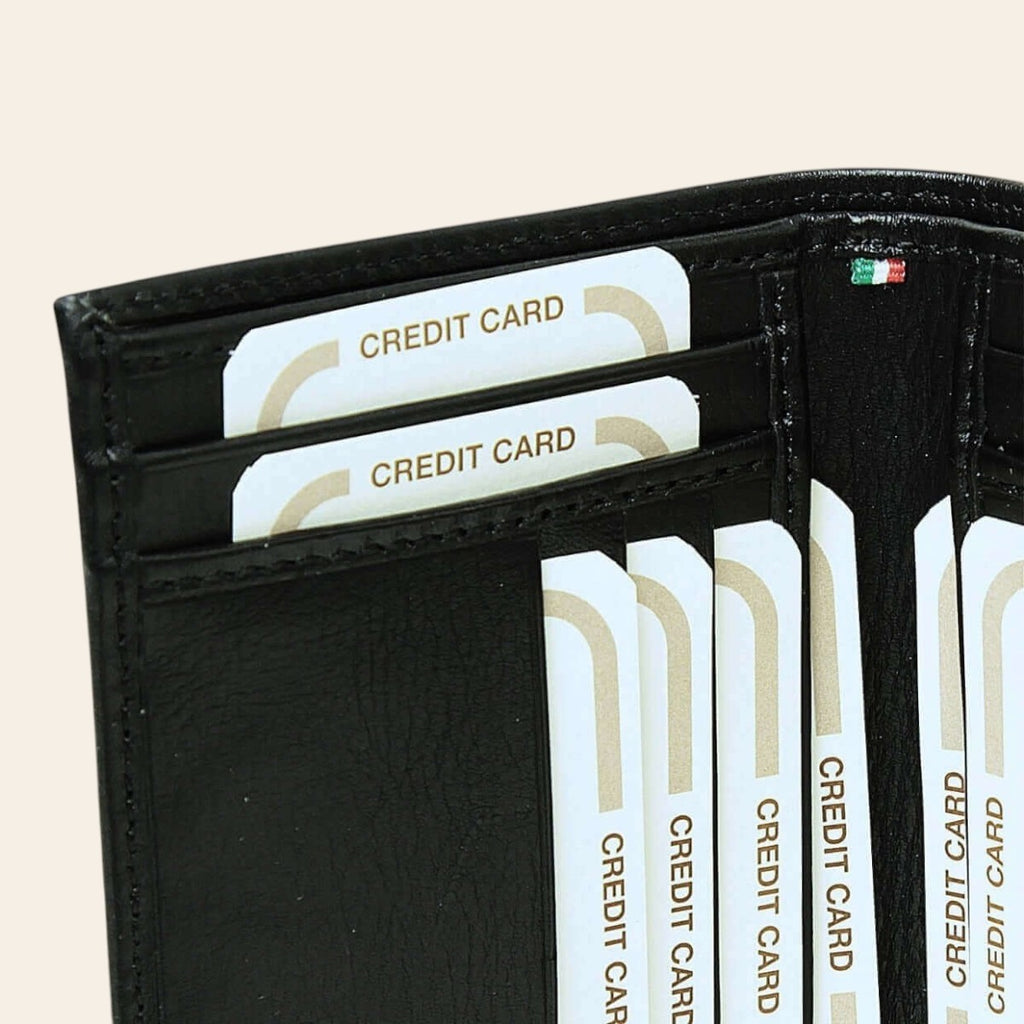 Portacarte in pelle nera con tasche per carte di credito, vista ravvicinata interna
